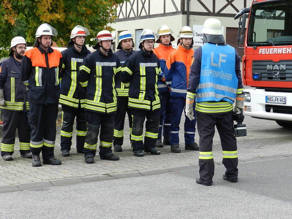 Gruppe tritt zur Übung an Gruppe tritt zur Übung an