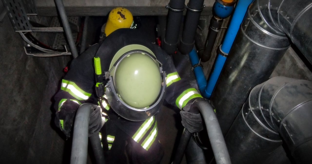 Atemschtzträger in engem Gang Atemschtzträger in engem Gang