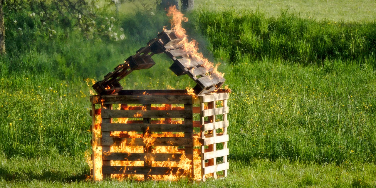 Angezündete Holzpaletten für die Löschübung Angezündete Holzpaletten für die Löschübung