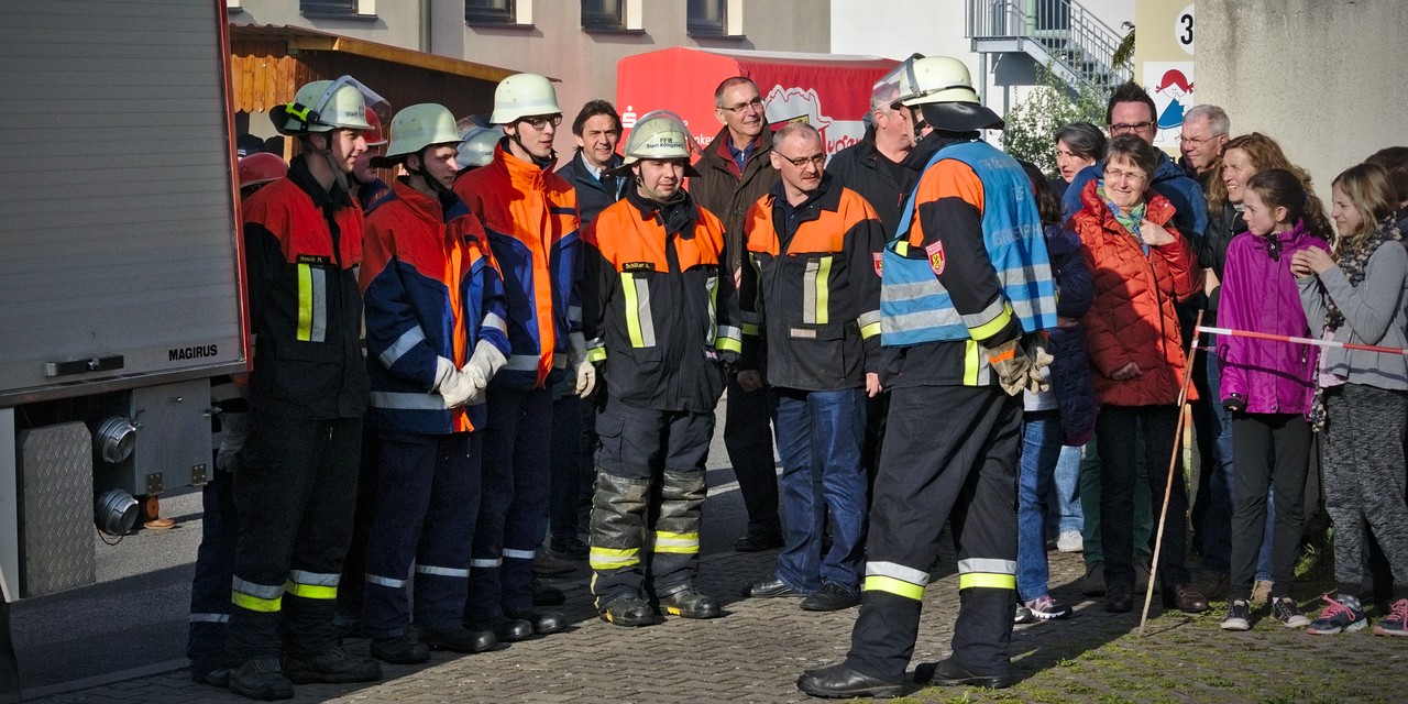 Löschtgruppe erhält Befehl für den Löschangriff Löschtgruppe erhält Befehl für den Löschangriff