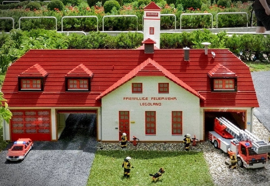 Feuerwehrwache aus Lego, Frontansicht Feuerwehrwache aus Lego, Frontansicht