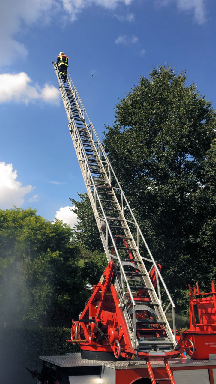 Ausgefahrene Drehleiter Ausgefahrene Drehleiter