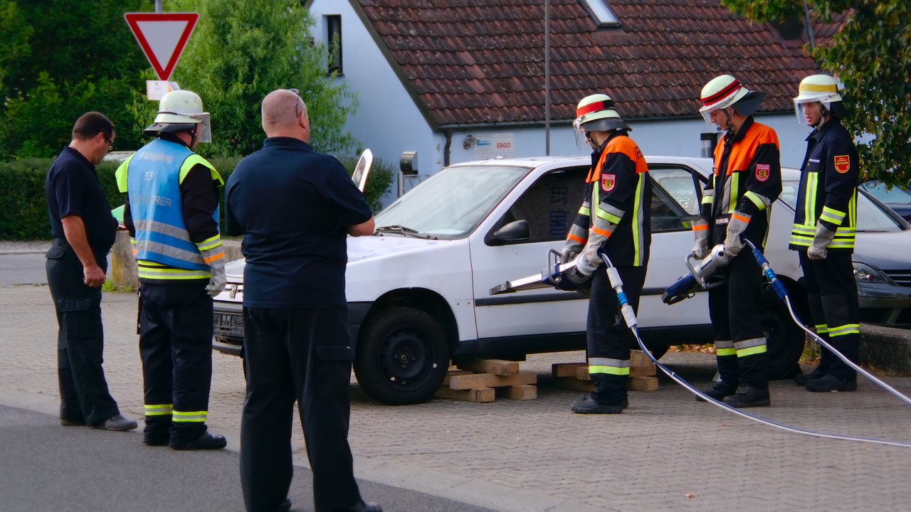 Kontrolle der Funktion von Spreizer und Schere Kontrolle der Funktion von Spreizer und Schere