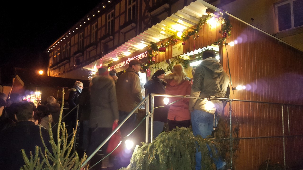 Stand der FF Königberg. Blick auf Mistelverkauf Stand der FF Königberg. Blick auf Mistelverkauf