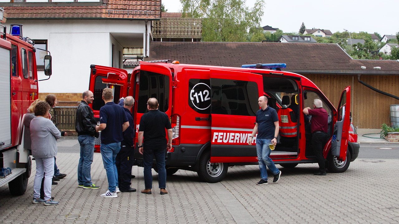 Kameraden inspizieren das neue Fahrzeug Kameraden inspizieren das neue Fahrzeug