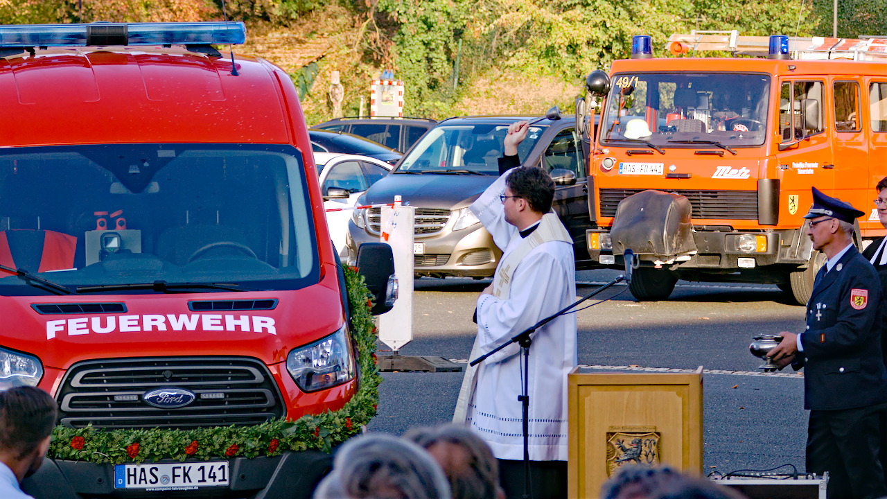 Segnung des neuen MTW durch Kaplan Nicolas Kehl Segnung des neuen MTW durch Kaplan Nicolas Kehl