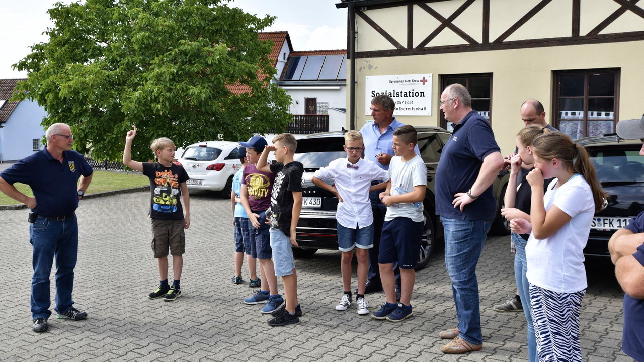 Besprechung vor dem Feuerwehrhaus Besprechung vor dem Feuerwehrhaus