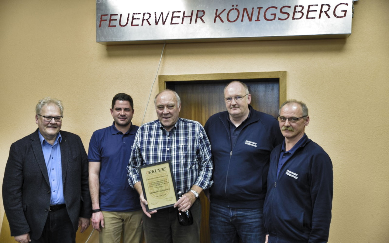 Übergabe der Ehrenurkunde an Herbert Schneider Übergabe der Ehrenurkunde an Herbert Schneider