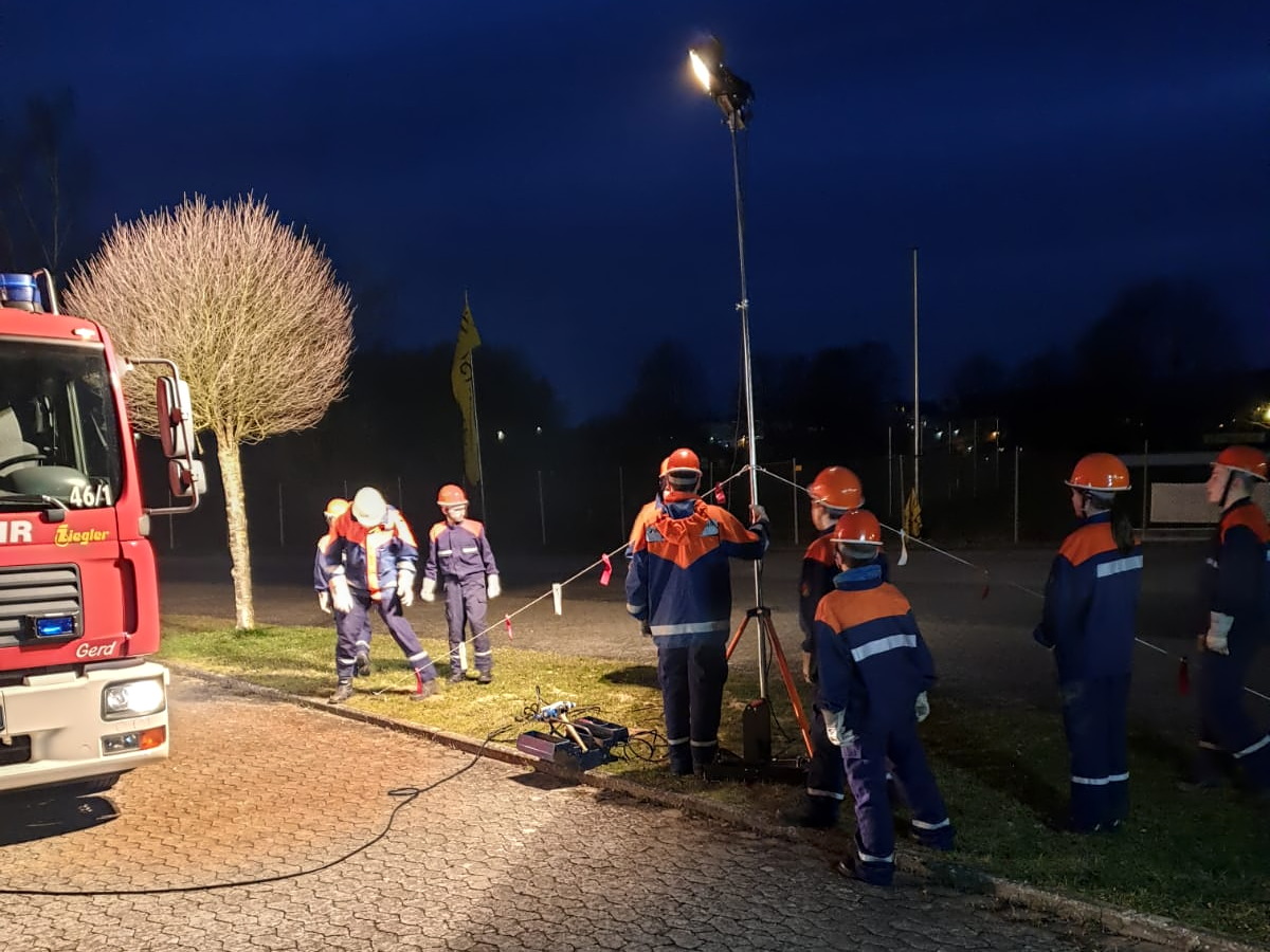 Aufbau Lichmast am Sportplatz Aufbau Lichmast am Sportplatz