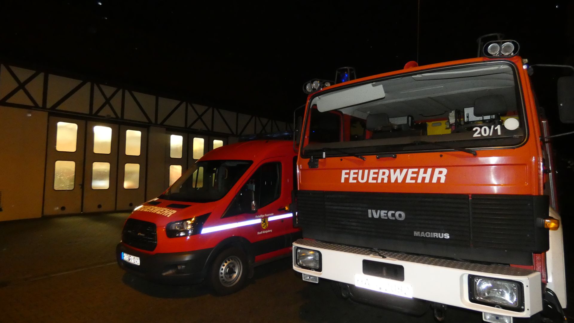 Natürlich war auch während der Impfaktion die Einsatzbereitschaft der Feuerwehr Königsberg vollständig gegeben. Die Einsatzfahrzeuge hatten dementsprechend vorübergehend ihren Platz im Hof vor dem Gerätehaus. Natürlich war auch während der Impfaktion die Einsatzbereitschaft der Feuerwehr Königsberg vollständig gegeben. Die Einsatzfahrzeuge hatten dementsprechend vorübergehend ihren Platz im Hof vor dem Gerätehaus.