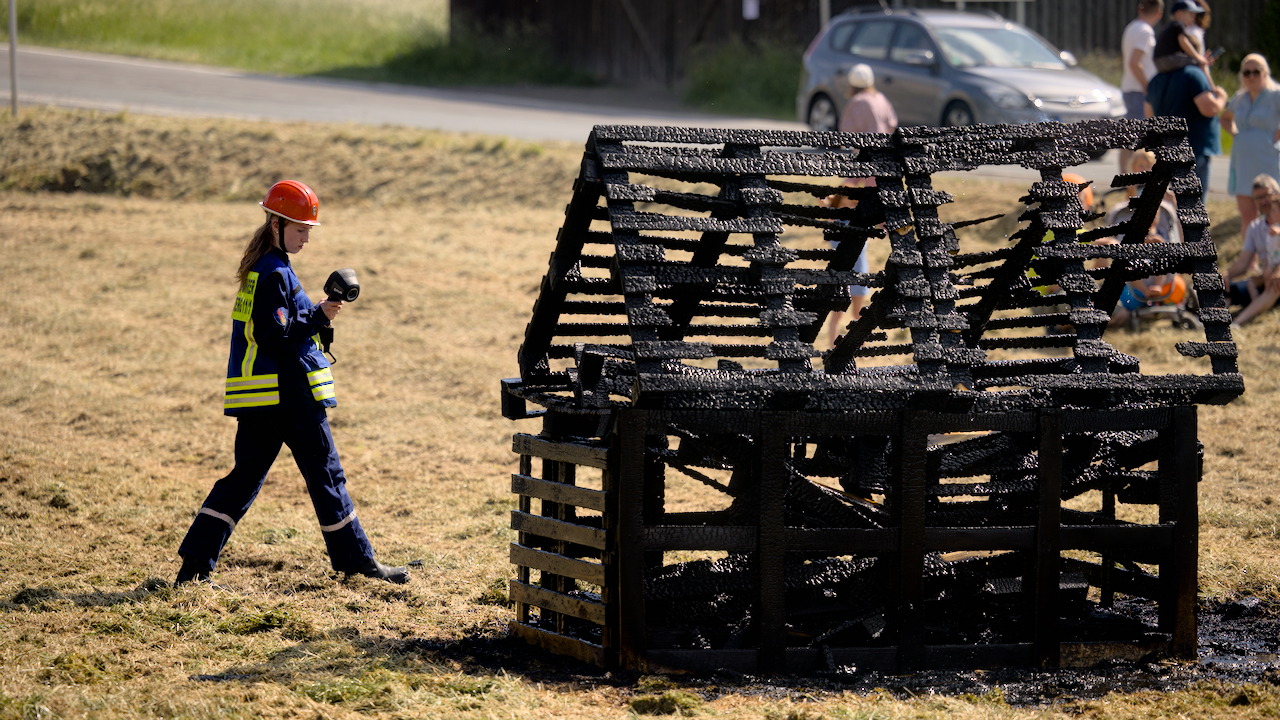 Mit der Wärmebildkamera wird nach Glutnestern gesucht Mit der Wärmebildkamera wird nach Glutnestern gesucht