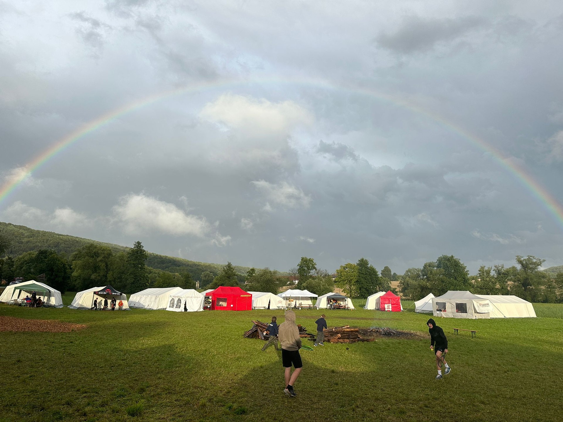 Regenbogen über Zeltplatz Regenbogen über Zeltplatz