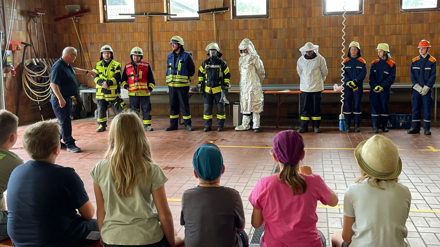 Feuerwehranzüge und Ausbildungsarten Feuerwehranzüge und Ausbildungsarten