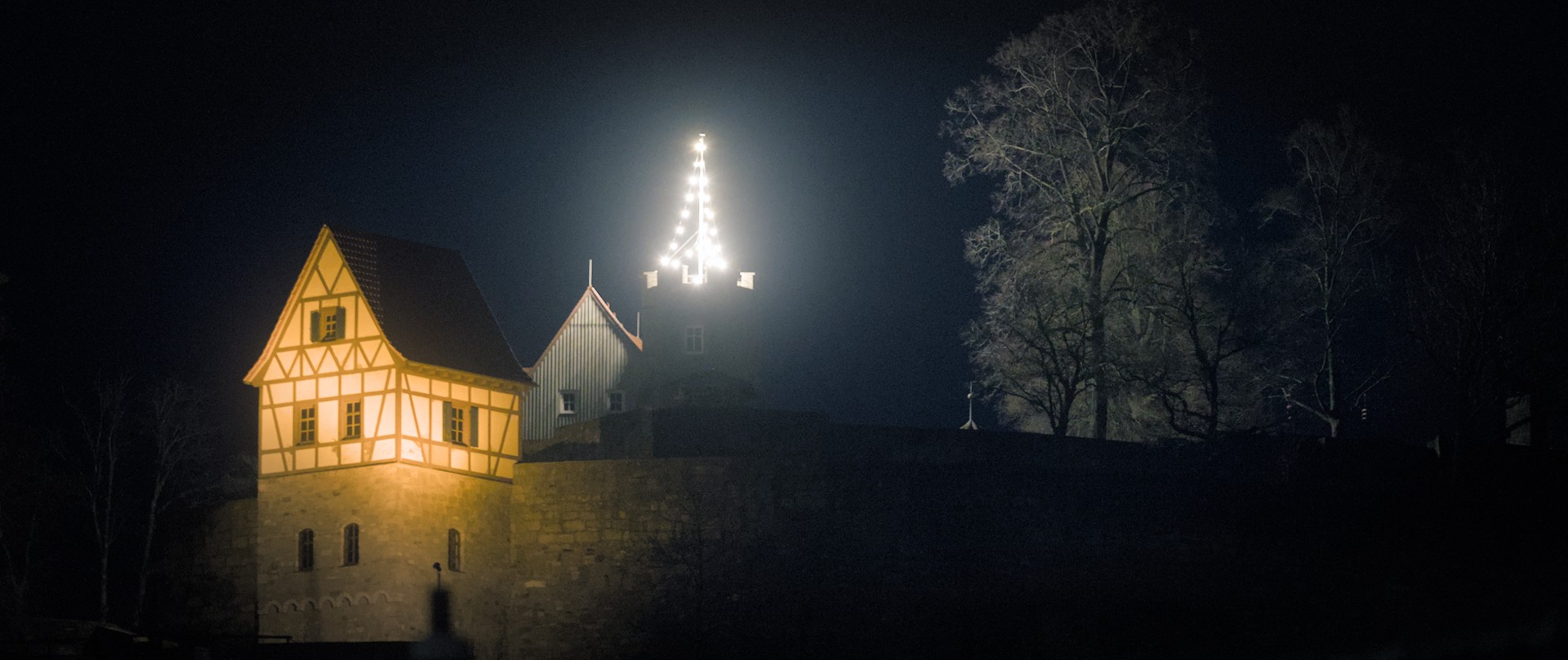 Bild vom beleuchtetem Schloßberg