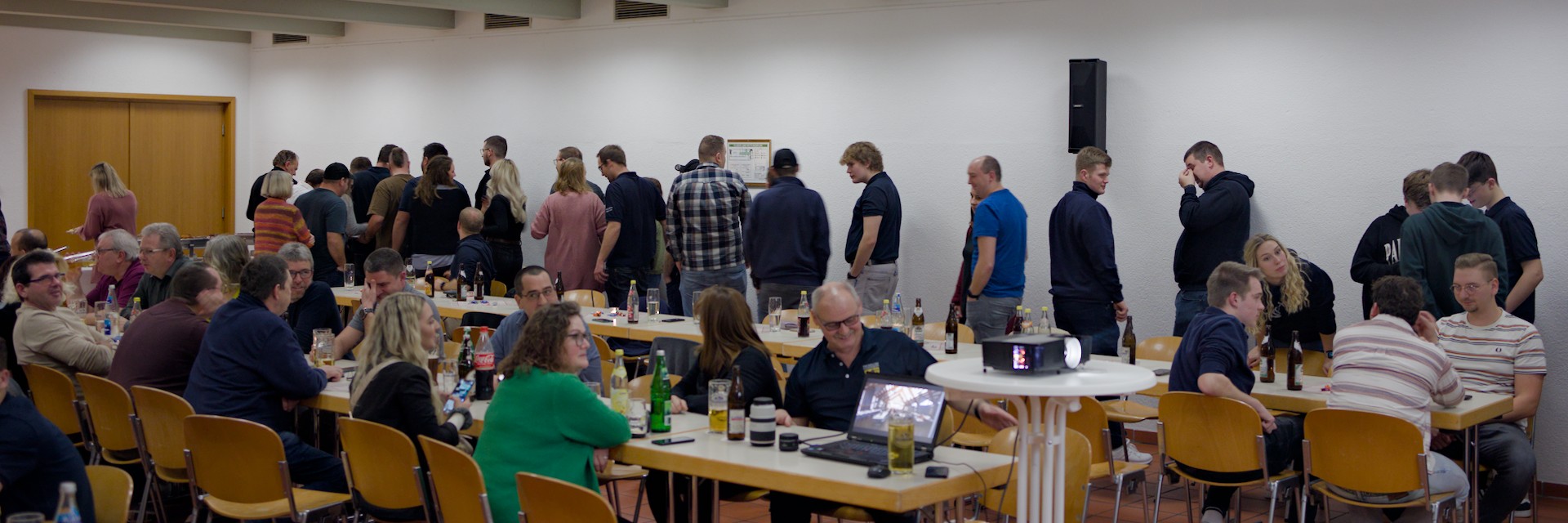 Lange Schlange vor dem Buffet