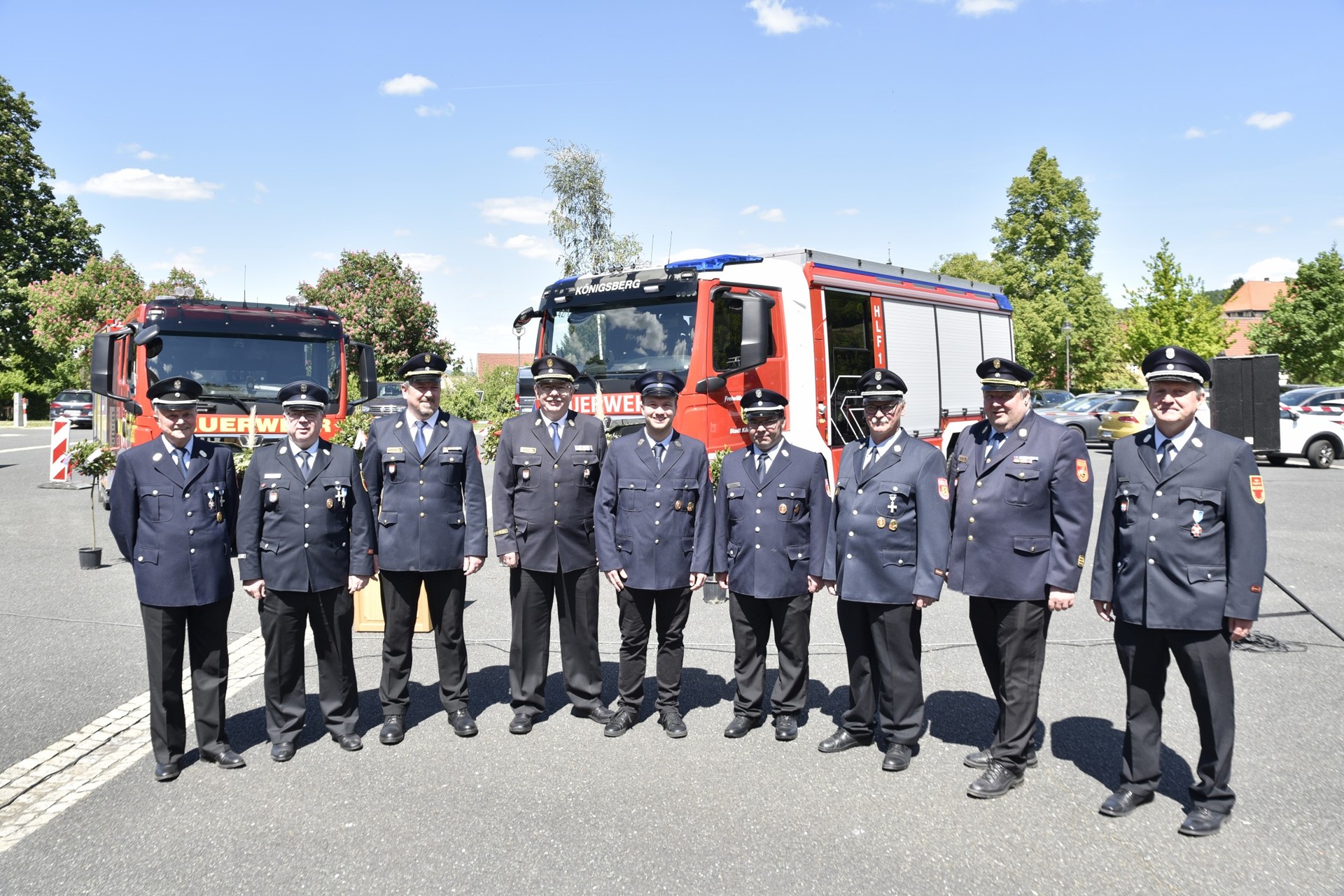 Viele höherrangige Feuerwehrdienstleistende nahmen an der Fahrzeugweihe am Sonntag teil