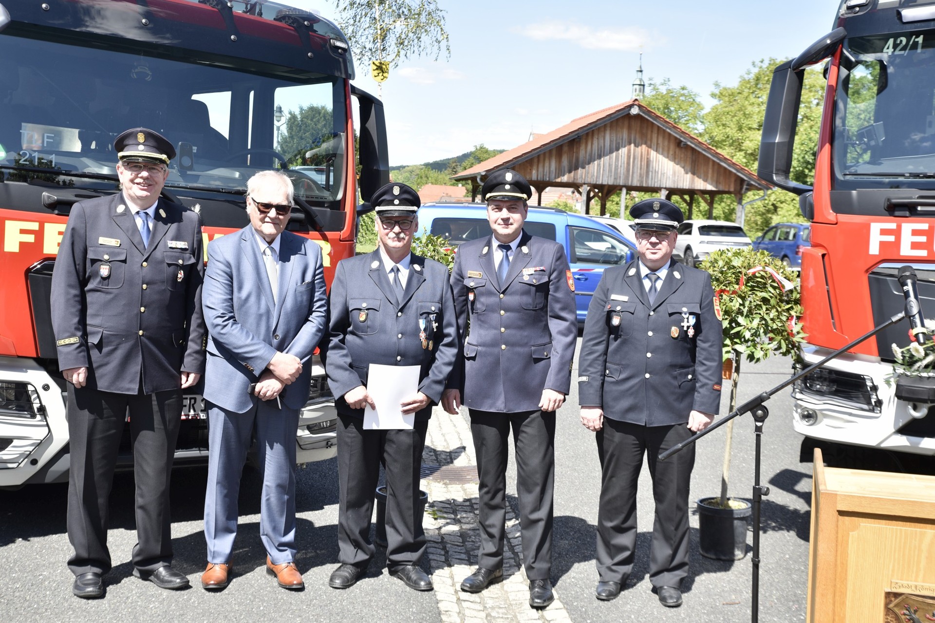 KBM und Kommandant Peter Schüler (3. von links) wurde für sein jahrelanges Engagement für das Feuerwesen von KBR Ralf Dressel, Bürgermeister Claus Bittenbrünn, KBI Stephan Biertempfel und Kommandant Werkfeuerwehr Fränkische Stefan Burkard besonders geehrt. (von links)