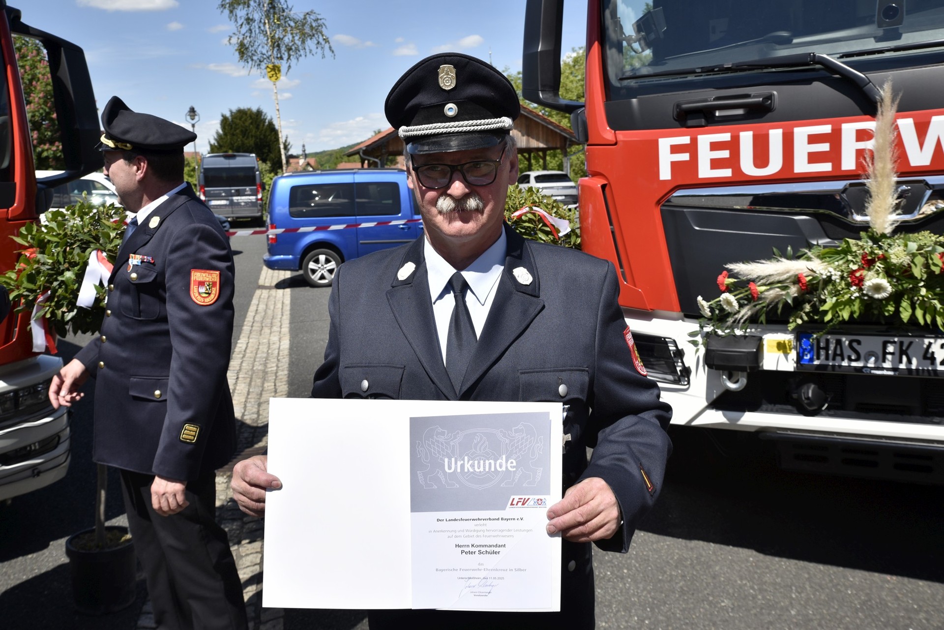 KBM Peter Schüler wurde mit dem „Bayerische Feuerwehr Ehrenkreuz in Silber“ des Landesfeuerwehrverbandes Bayern ausgezeichnet