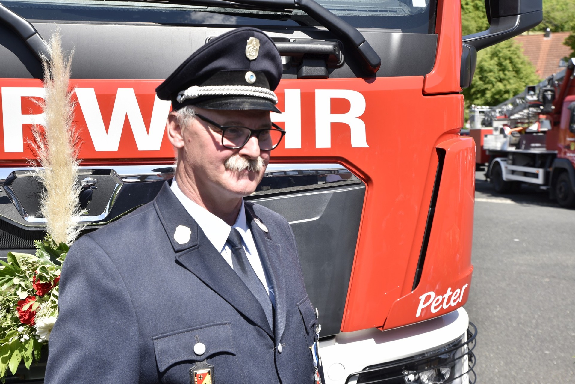 „Peter“, so heißt jetzt auch das neue HLF10 der Freiwilligen Feuerwehr Königsberg, nachdem Kommandant Peter Schüler intensiv bei der Neuanschaffung mitgewirkt hat
